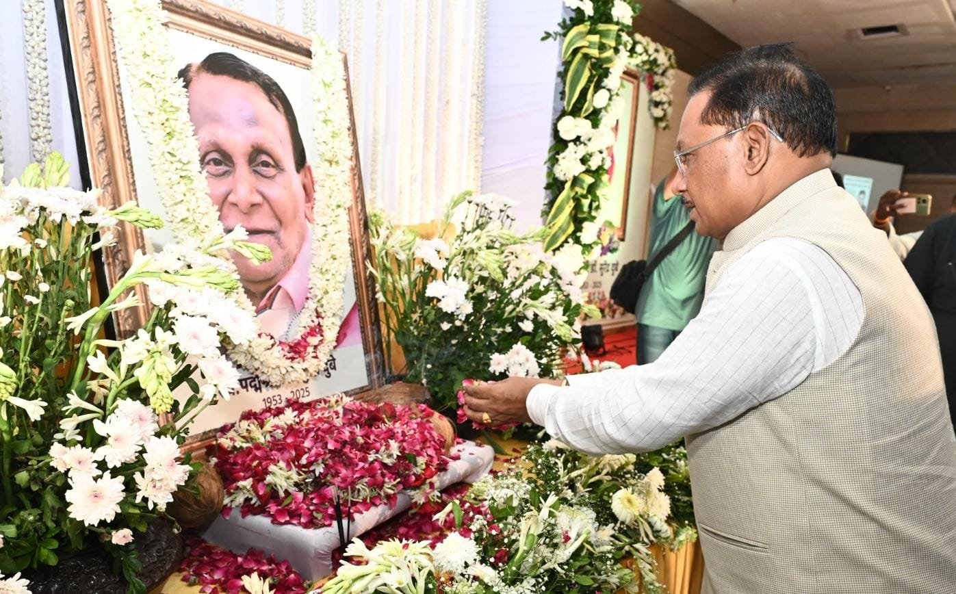 CG: मुख्यमंत्री विष्णुदेव साय ने पद्मश्री डॉ. सुरेंद्र दुबे को अर्पित की श्रद्धांजलि, कहा-सभी को हँसाने वाला कवि हमें रुलाकर चला गया
