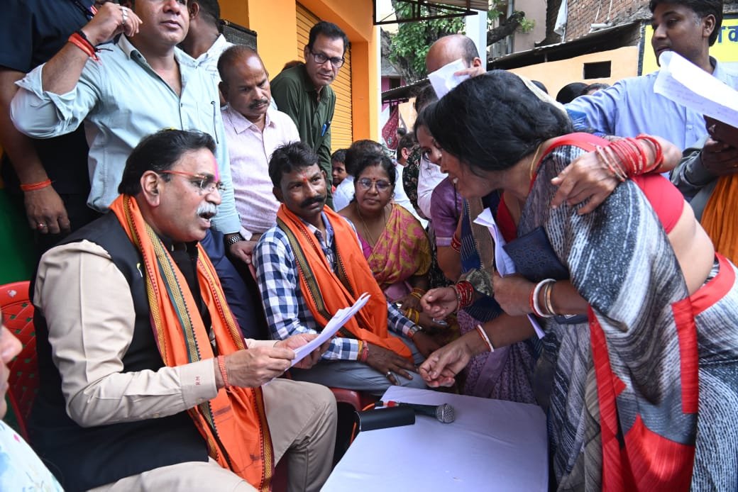 रायपुरा में जन चौपाल में विधायक राजेश मूणत का निर्देश – अवैध प्लाटिंग पर सख्त कार्यवाही करें अधिकारी